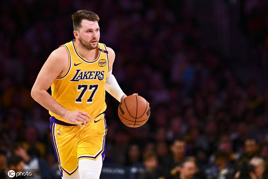 Shams:爆料东契奇交易时手抖得厉害 手机消息炸了